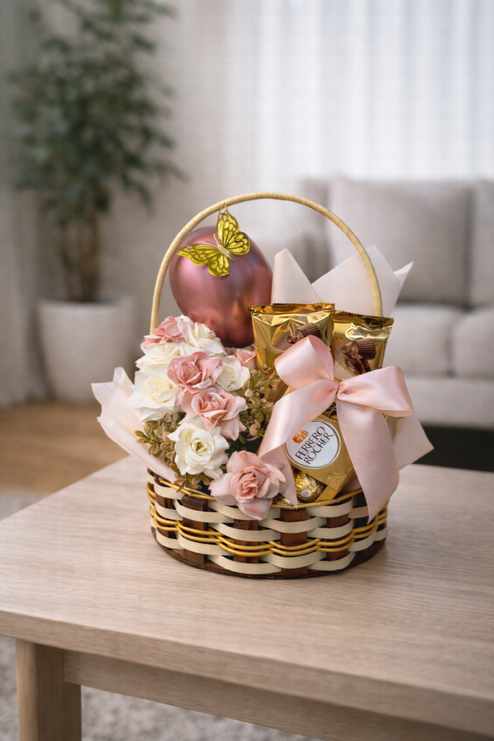 Cesta redonda de madeira de pinus e fibra sintética.